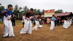 Lomba Balap Karung untuk Kembalikan Senyum Pengungsi Gunung Ibu
