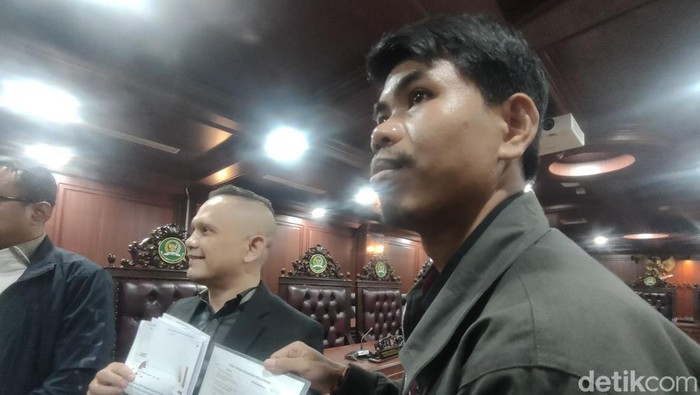 Mahasiswa M. Azhari melaporkan Ketua MPR Bamsoet ke MKD DPR. (Dwi Rahmawati/detikcom).