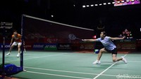 Bermain di Istora Gelora Bung Karno, Kamis (6/6), Gregoria langsung tancap gas.