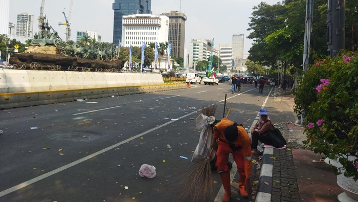 Massa Aksi Buruh di Patung Kuda Bubar, Jl Medan Merdeka Barat Dibuka