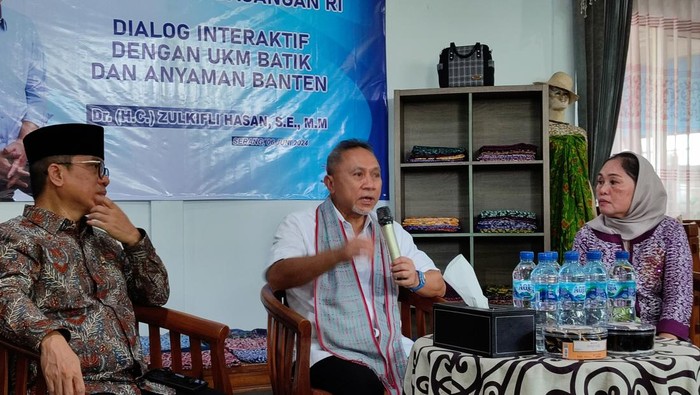 Mendag Zulhas saat berkunjung ke sentra batik Banten di Kota Serang