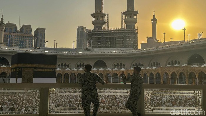 Menikmati Senja di Tanah Suci Dua orang petugas keamanan berjaga di Masjidil Haram saat mahatari hampir terbenam di Makkah, Arab Saudi.