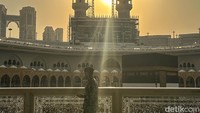Sinar matahari berwarna jingga menghiasi langit kota Makkah.