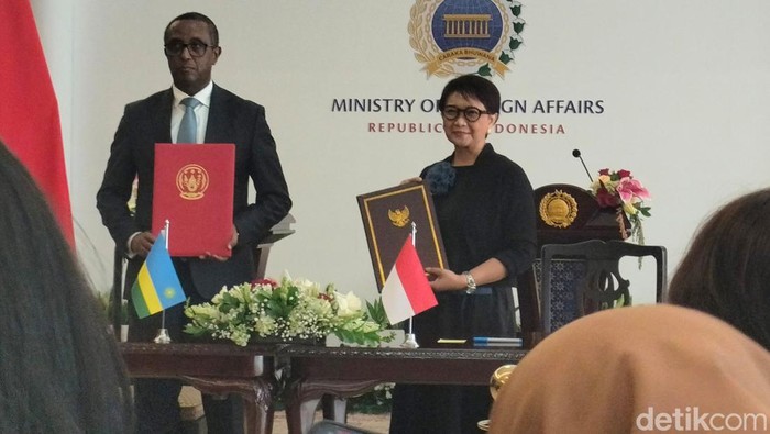 Menlu Retno Marsudi dan Menlu Rwanda, Vincent Biruta. (Astrid Meishella)