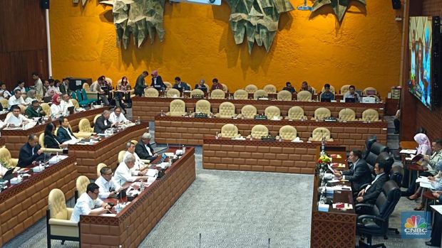 Menteri PUPR Basuki Hadimuljono rapat kerja dengan Komisi V DPR RI pada Kamis (6/6/2024). (CNBC Indonesia/Martyasari Rizky)