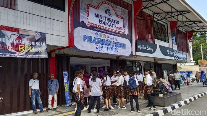 Mini bioskop di Kuningan.