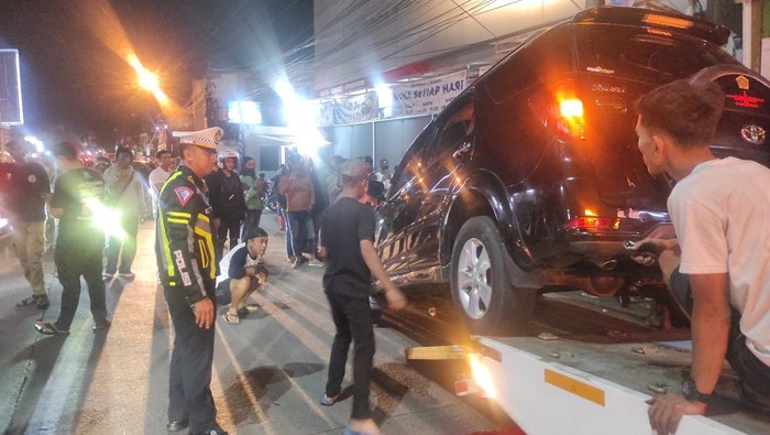 Mobil yang menabrak pengendara motor di Margahayu, Kab Bandung saat dievakuasi polisi