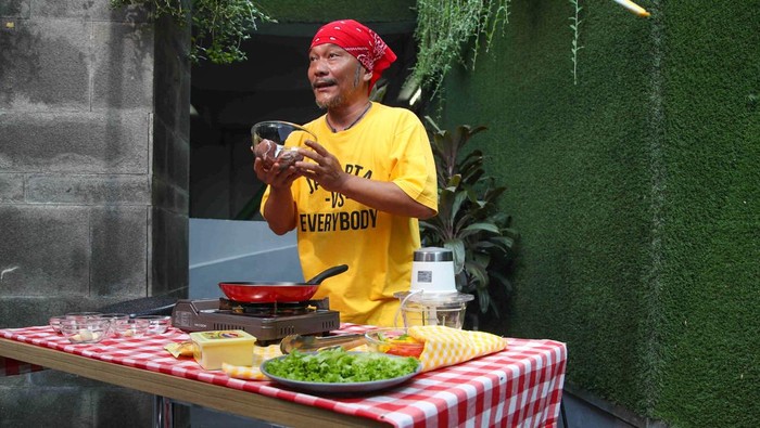 Musisi Iwa K memasak daging di kawasan Jakarta, Kamis (6/6/2024).