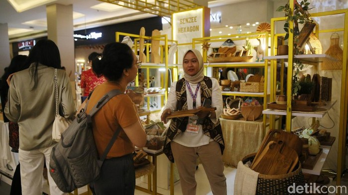 Momen Pj Gubernur DKI Heru Budi Hartono Buka JaKreatiFest Pj Gubernur DKI Heru Budi Hartono bersama Kepala Perwakilan BI DKI Jakarta Arlyana Abubakar Provinsi DKI Jakarta saat membuka Festival Jakarta Great Sale dan JaKreatiFest di Mal Kota Kasablanka, Jakarta Selatan, Kamis (6/6/2024).