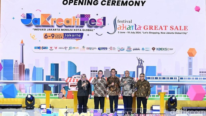 Pj Gubernur DKI Heru Budi Hartono bersama Kepala Perwakilan BI DKI Jakarta Arlyana Abubakar Provinsi DKI Jakarta saat membuka Festival Jakarta Great Sale dan JaKreatiFest di Mal Kota Kasablanka, Jakarta Selatan, Kamis (6/6/2024).