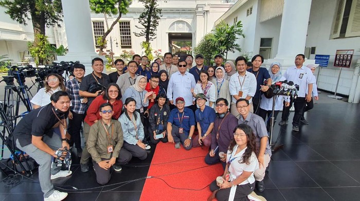 Menhan sekaligus Presiden terpilih, Prabowo Subianto, bertemu dengan Presiden Jokowi di Istana Negara, Jakarta, Kamis (6/6/2024). Prabowo sempat foto bersama wartawan Istana Negara usai bertemu Jokowi.