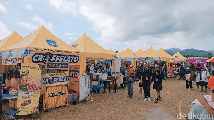 Beberapa stand UMMK di arena MXGP Sirkuit Selaparang Mataram pada 2023.
Foto: Helmy Akbar / detikBali