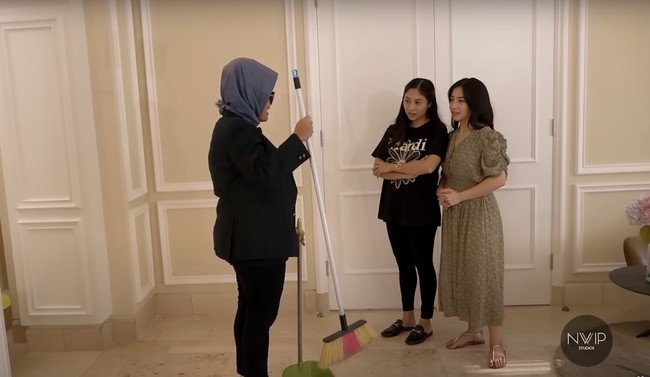 Setelah belajar mengenai beragam sapu dan setrika, dilanjutkan dengan praktek langsung. Terlihat Nikita dan Winona yang begitu serius mendengarkan penjelasan dari sang ahli yang merupakan asistennya. Foto: YouTube/Nikita Willy Official