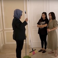 Setelah belajar mengenai beragam sapu dan setrika, dilanjutkan dengan praktek langsung. Terlihat Nikita dan Winona yang begitu serius mendengarkan penjelasan dari sang ahli yang merupakan asistennya. Foto: YouTube/Nikita Willy Official