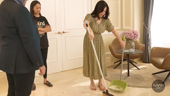 Awal menjajal menyapu Nikita Willy tampak kesulitan. Hal itu rupanya dikarenakan Nikita memegang sapu dengan cara yang kurang tepat. Foto: YouTube/Nikita Willy Official
