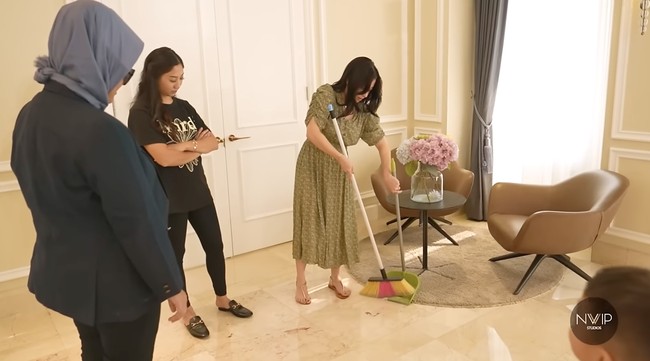 Setelah diberi arahan, Nikita Willy terlihat sudah mulai bisa menyapu. Ia pun sempat meminta maaf karena tak bisa menyapu. Maaf ya soalnya waktu kecil pas diajarin nyapu sama ibu saya, saya bekerja, tolong dimaklumi, ucap aktris 29 tahun itu. Foto: YouTube/Nikita Willy Official