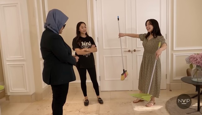 Setelah berhasil menyapu dengan baik dan benar, Nikita tampak begitu senang dan bersemangat. Ia tak sabar untuk belajar mengerjakan pekerjaan IRT yang selanjutnya. Foto: YouTube/Nikita Willy Official