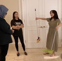 Setelah berhasil menyapu dengan baik dan benar, Nikita tampak begitu senang dan bersemangat. Ia tak sabar untuk belajar mengerjakan pekerjaan IRT yang selanjutnya. Foto: YouTube/Nikita Willy Official
