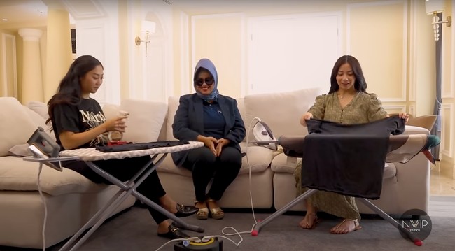 Selanjutnya Nikita dan Winona belajar menyetrika. Keduanya pun ditantang untuk menyetrika sebuah kaos yang ada di hadapannya. Foto: YouTube/Nikita Willy Official