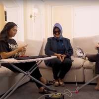 Selanjutnya Nikita dan Winona belajar menyetrika. Keduanya pun ditantang untuk menyetrika sebuah kaos yang ada di hadapannya. Foto: YouTube/Nikita Willy Official