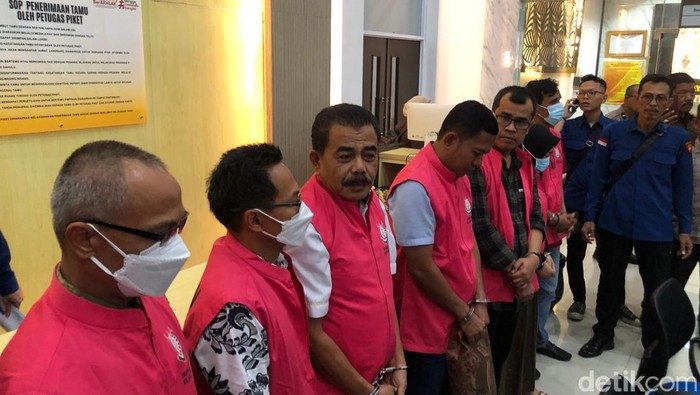 Para tersangka kasus korupsi Disdik Sumbar resmi ditahan. (M Afdal Afrianto/detikSumut)