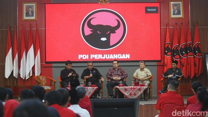 PDI Perjuangan Gelar Diskusi Peringati Hari Lahir Bung Karno PDI Perjuangan menggelar diskusi dalam memperingati Hari Lahir Bung Karno. Diskusi itu menghadirkan pengurus DPP PDIP dan sejarawan Bondan Kanumoyoso.