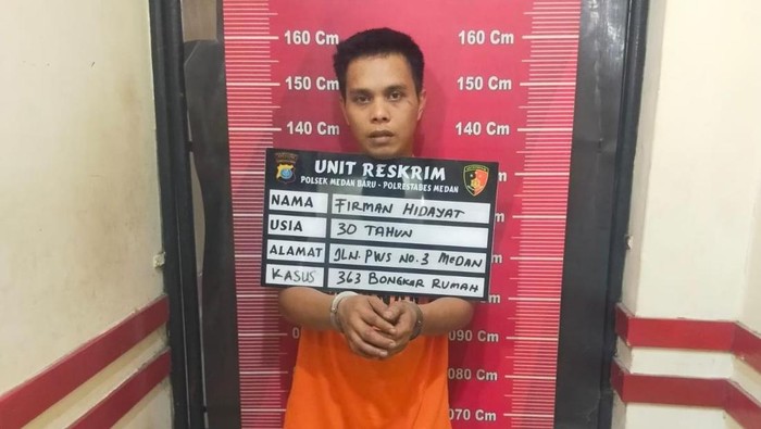 Pelaku Firman Hidayat saat diamankan di kantor polisi. Foto: (Dok. Polsek Medan Baru)
