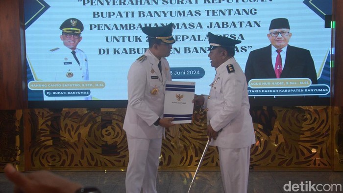 Pj Bupati Banyumas, Hanung Cahyo Saputro melantik kembali kepala desa yang masa jabatannya diperpanjang di kompleks Pendopo Si Panji Purwokerto, Kamis (6/6/2024).