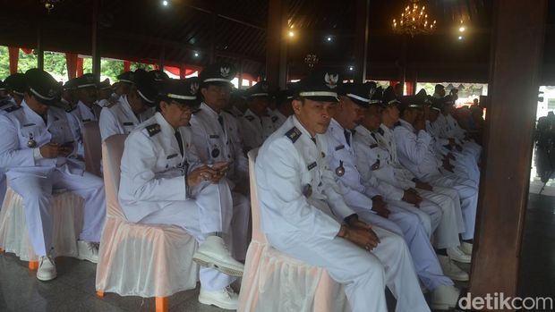 Pelantikan kepala desa yang masa jabatannya diperpanjang di kompleks Pendopo Si Panji Purwokerto, Kamis (6/6/2024).