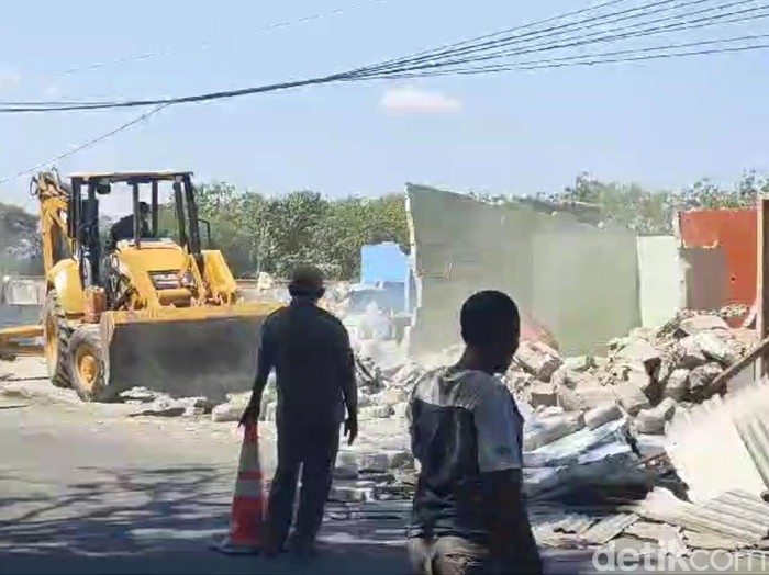 Pembongkaran 30 bangunan warung remang-remang di Kecamatan Kersana, Kabupaten Brebes, Kamis (6/6/2024) siang.
