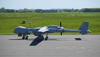 Drone sepanjang 14 meter ini memiliki sistem penargetan elektro optik yang dilengkapi kamera infra-red. Sistem penargetan ini memberikan penglihatan medan perang secara real-time dalam semua kondisi pencahayaan. Sistem misi Heron TP meliputi radar patroli maritim (MPR), tindakan dukungan elektronik (ESM), intelijen elektronik dan komunikasi (ELINT/COMINT), serta radar aperture sintetis (SAR). (REUTERS/Fabian Bimmer)  