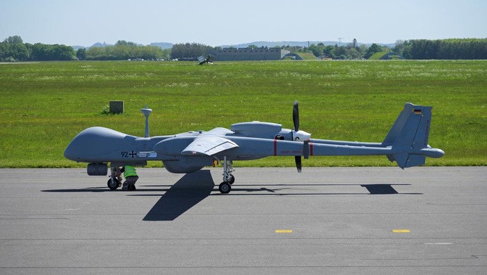 Penampakan Heron TP, Drone Jerman yang Dipakai Israel untuk Serang Hamas German Heron TP combat drone is pictured after landing on the day it makes its first official flight over a military airport in Jagel, Germany, May 15, 2024. REUTERS/Fabian Bimmer