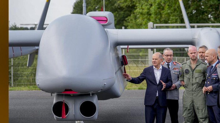 Penampakan Heron TP, Drone Jerman yang Dipakai Israel untuk Serang Hamas German Chancellor Olaf Scholz stands stands next to a Heron TP drone at the International Air Show ILA in Berlin, Germany, Wednesday, June 5, 2024. (AP Photo/Ebrahim Noroozi)