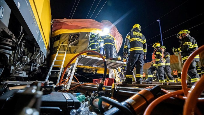 Penampakan Ringsek Kereta Penumpang Vs Barang di Ceko Firefighters work at the scene of a train crash in Pardubice, Czech Republic, in this handout image released on June 6, 2024. Regional Fire Rescue Service of the Pardubice Region/Handout via REUTERS ATTENTION EDITORS - THIS IMAGE HAS BEEN SUPPLIED BY A THIRD PARTY. NO RESALES. NO ARCHIVES
