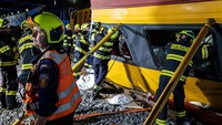 Kereta penumpang, yang dioperasikan oleh RegioJet, melakukan perjalanan semalam dari Praha ke Kosice di Slovakia timur, menurut Administrasi Kereta Api.  