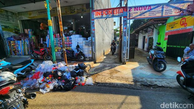 Penampakan tumpukan sampah di Jalan Utama Kota Wisata Palabuhanratu