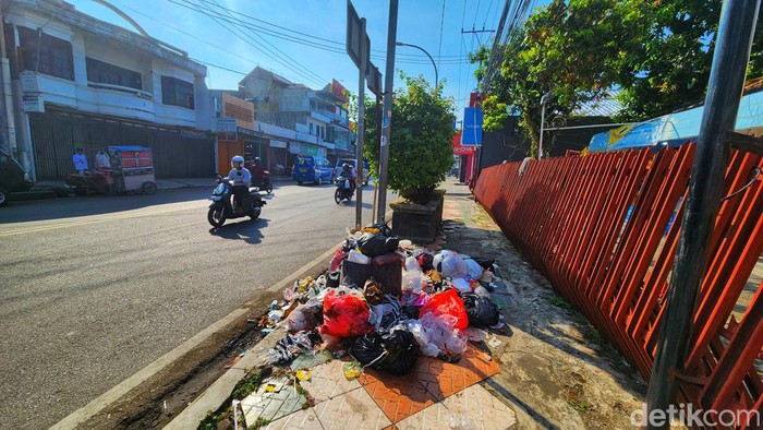 Penampakan tumpukan sampah di Jalan Utama Kota Wisata Palabuhanratu