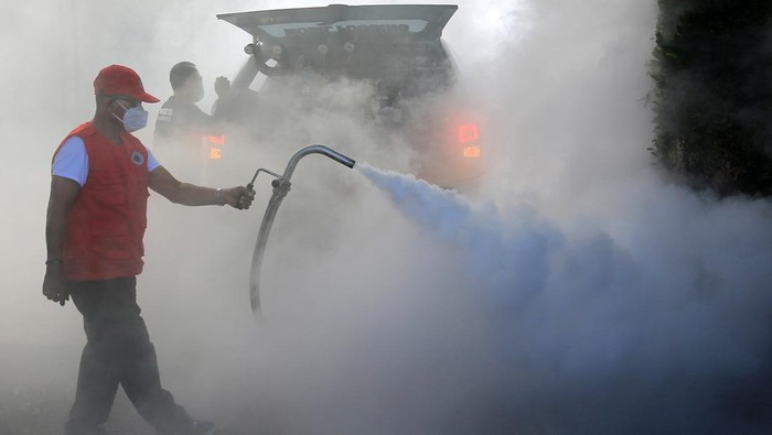 Petugas Dinas Kesehatan melakukan pengasapan (fogging) guna membasmi nyamuk Aedes Aegypti di perkarangan kantor Bupati Aceh Barat, Aceh, Kamis (6/6/2024). Pengasapan tersebut dilakukan sebagai upaya mencegah penyebaran wabah Demam Berdarah Dengue (DBD) di daerah tersebut, berdasarkan data dinas kesehatan kabupaten setempat sejak Januari-Mei 2024 terdapat 11 kasus DBD yang sebagian besar menyerang anak-anak. ANTARA FOTO/Syifa Yulinnas/Spt.