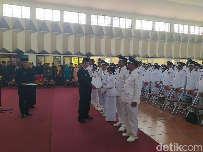 Pengukuhan 354 kepala desa di GOR Gemilang, Kabupaten Magelang, Kamis (6/6/2024).