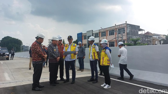 Penjabat (Pj) Gubernur Sumatera Selatan (Sumsel) Agus Fatoni meninjau Flyover Sekip Ujung yang akan dibuka besok, Jumat (7/6/2024).