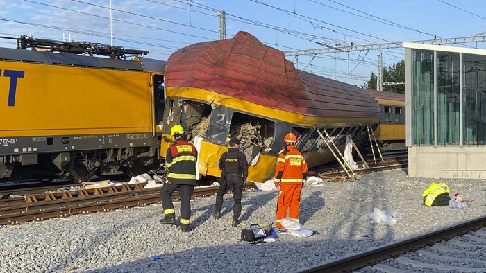 Petugas Amankan Lokasi Tabrakan Kereta di Ceko Sebuah kereta penumpang bertabrakan dengan kereta barang di kota Pardubice, Ceko. Petugas langsung amankan lokasi kejadian.