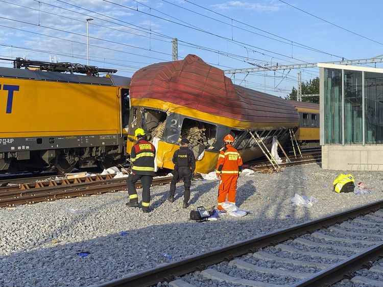 Petugas Amankan Lokasi Tabrakan Kereta di Ceko