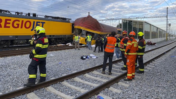 Sebuah kereta penumpang bertabrakan dengan kereta barang di kota Pardubice, Ceko. Petugas langsung amankan lokasi kejadian.