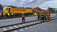 Petugas pemadam kebakaran berdiri di dekat dua kereta yang bertabrakan di Pardubice, Republik Ceko, Kamis (6/6/2024).