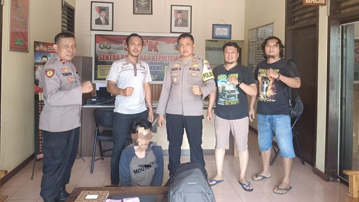 Petugas kepolisian mengamankan pelaku pencurian laptop di dalam bus saat melintas di wilayah Kecamatan Ajibarang, Kabupaten Banyumas. Foto diunggah Kamis (6/6/2024).