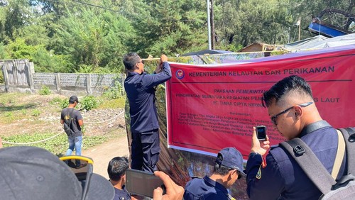 Petugas PSDKP bersama BKKPN memasang spanduk tanda penghentian aktivitas pengeboran air PT TCN di kawasan Gili Trawangan, Lombok Utara, NTB, Kamis (6/6/2024). (Dok. BKKPN Kupang Wilayah Kerja Perairan Gili Tramena)