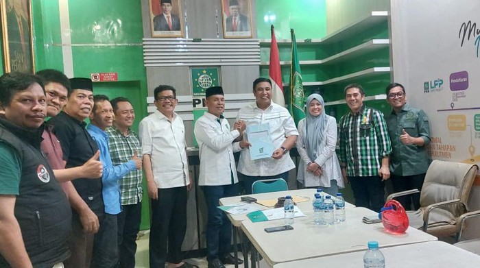 Calon bupati dan wakil bupati Maros Chaidir Syam-Suhartina Bohari menerima surat rekomendasi usungan dari DPP PKB untuk maju Pilkada Maros.