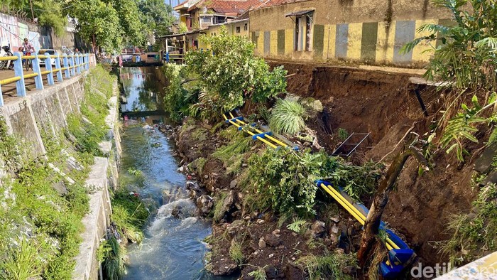 Pipa PDAM di Kota Bandung pecah.