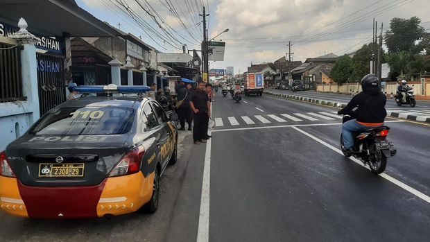 Polisi mendatangi SMPN 1 Kasihan, Bantul, usai sekolah itu dilempari botol dan kaleng cat semprot oleh gerombolan pemotor berseragam sekolah, Kamis (6/6/2024).