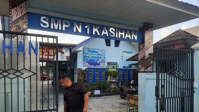 Polisi mendatangi SMPN 1 Kasihan, Bantul, usai sekolah itu dilempari botol dan kaleng cat semprot oleh gerombolan pemotor berseragam sekolah, Kamis (6/6/2024).